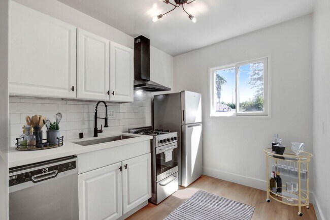 Building Photo - Newly renovated studio apartment with park...