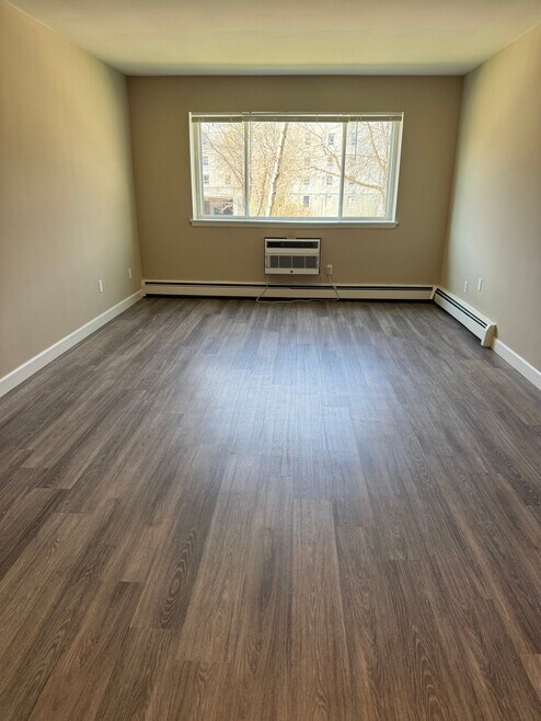 Building Photo - 2260 N Summit Ave