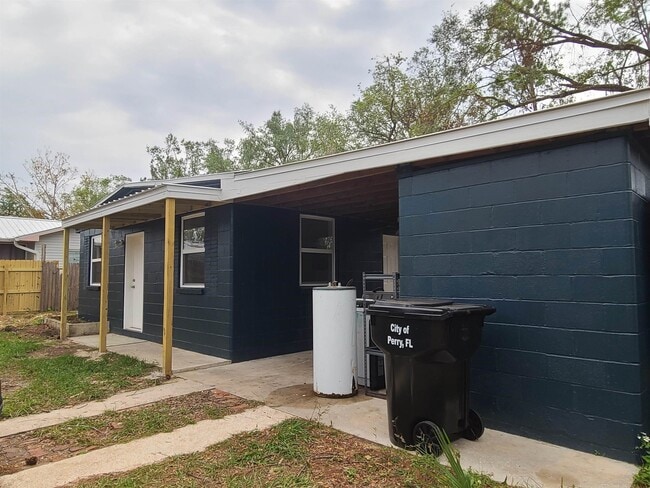 Building Photo - 703 W Veterans Dr