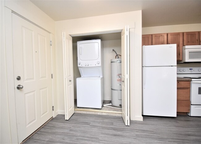 Building Photo - 2 Bed 1 Bath Garden Level Apartment! Easy Access to Downtown, Shopping and MSU!