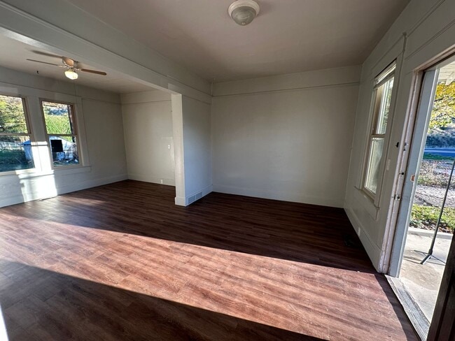 Building Photo - Freshly Updated 2-Bedroom Home!