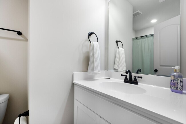 Building Photo - 2 Bed 2.5 Bath Townhome