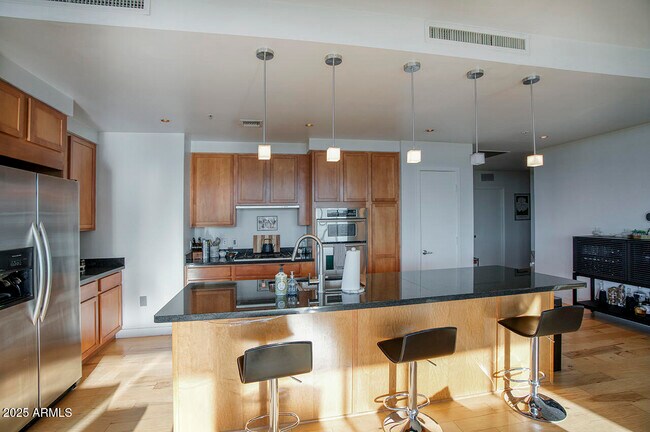 Building Photo - 208 W Portland St