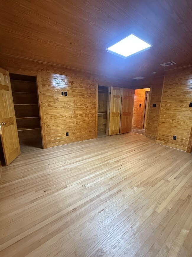 Building Photo - 902 Hidden Valley Dr