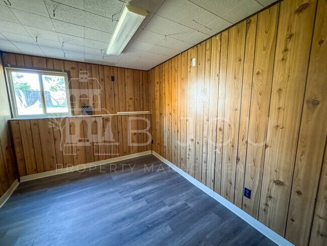 Building Photo - Large Main Level Living