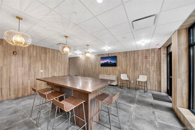 Building Photo - 525 N MacQuesten Pkwy