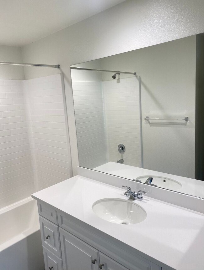 Building Photo - 2 Bed Townhouse in San Marcos