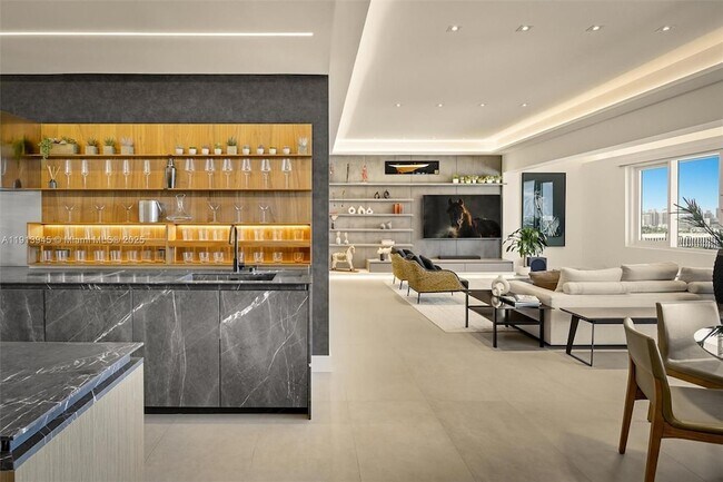 Primary Photo - 2301 Collins Ave