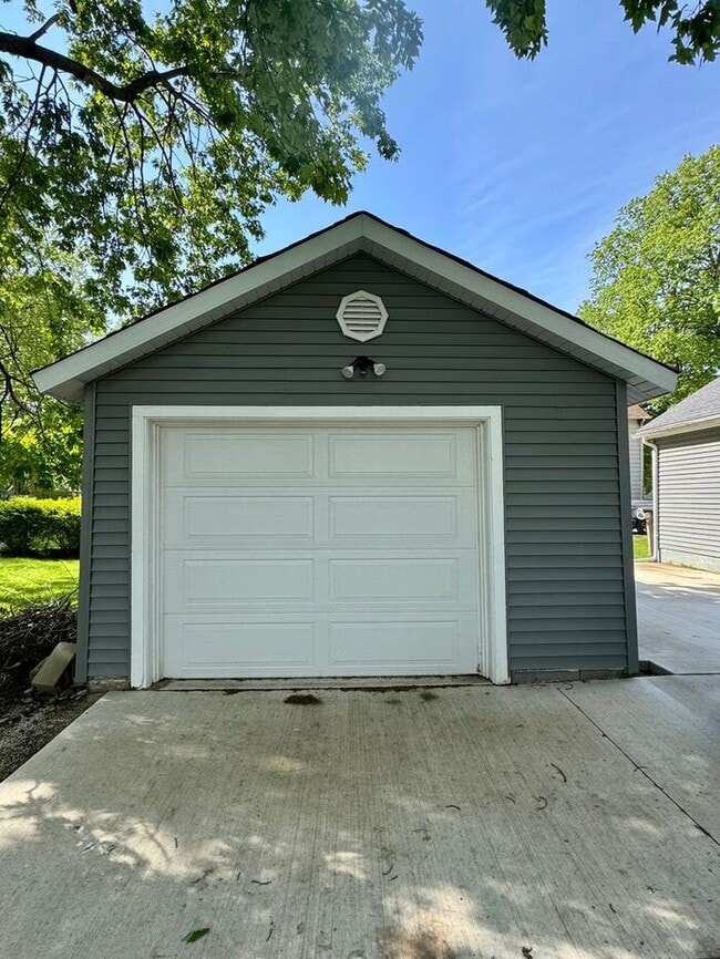 Building Photo - Remodeled 2 bedroom home-Three Oaks