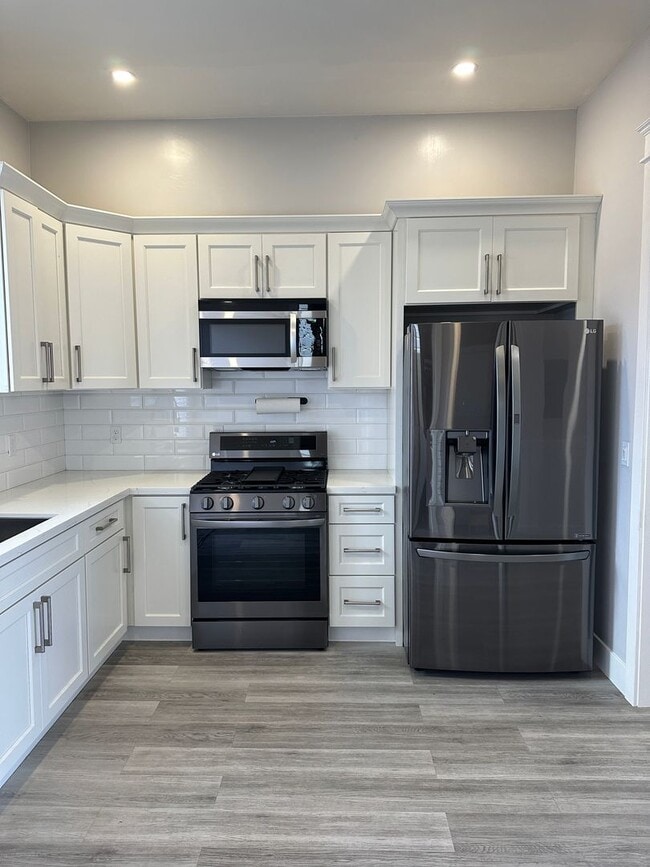 Building Photo - Gorgeous updated 2 bedroom available now!