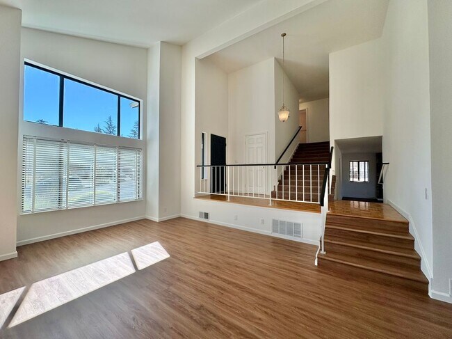 Building Photo - 768 Rose Dr