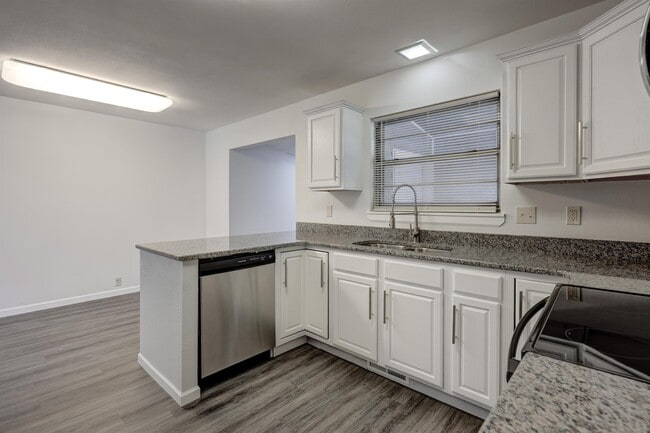 Building Photo - 2716 S Vermont Ave.