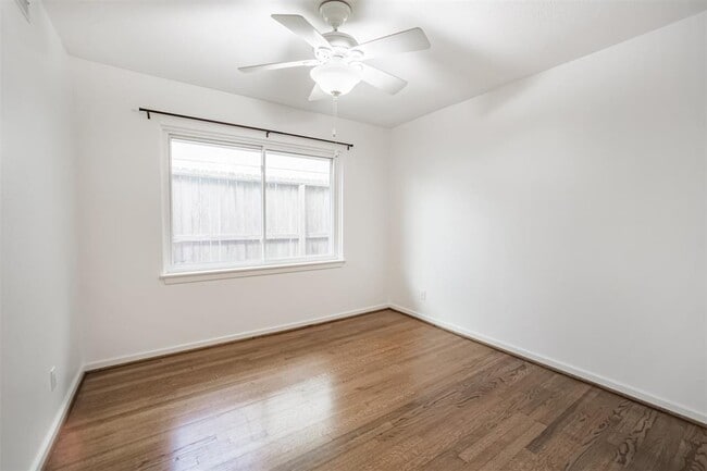 Building Photo - 10915 Cedarhurst Dr