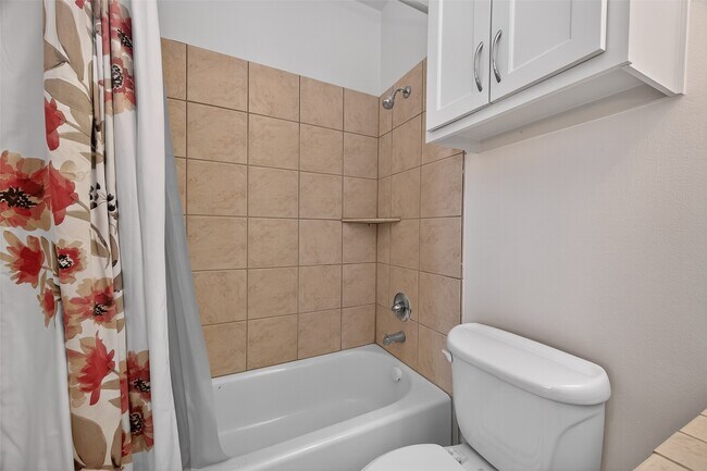 Building Photo - 5018 Lillian St