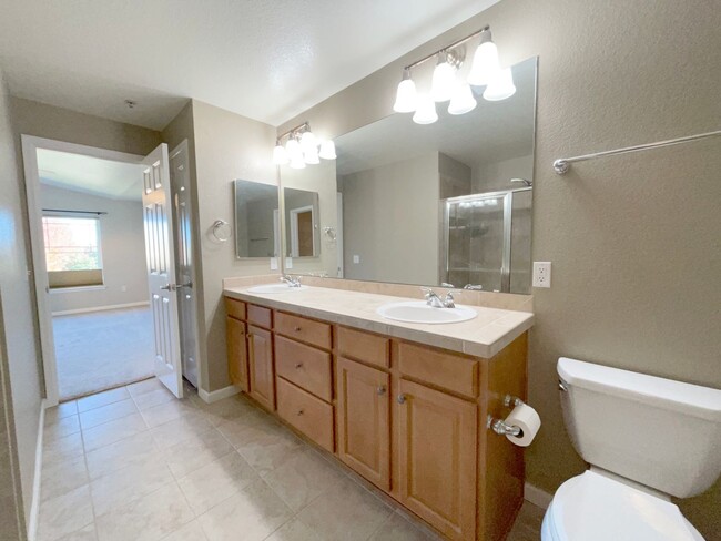 Building Photo - Broomfield! 3 bedroom Townhome! Golf Cours...