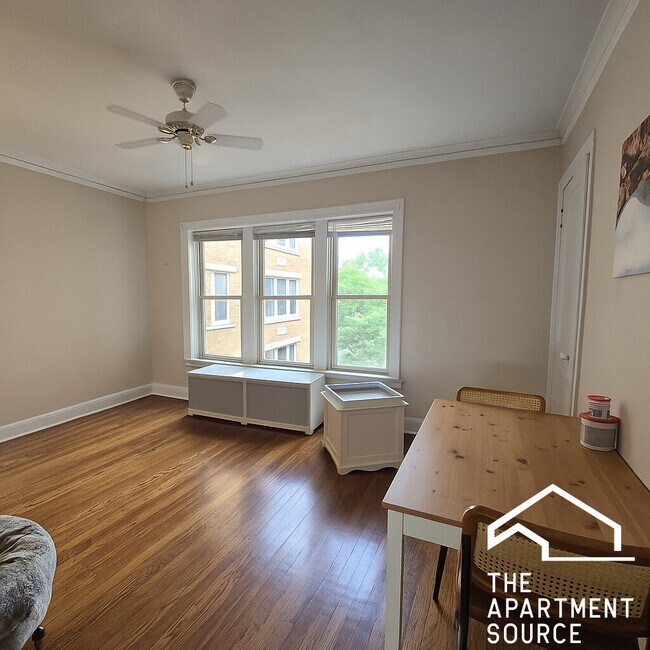 Building Photo - 1961 W Foster Ave