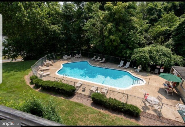 Building Photo - 1541 Colonial Dr