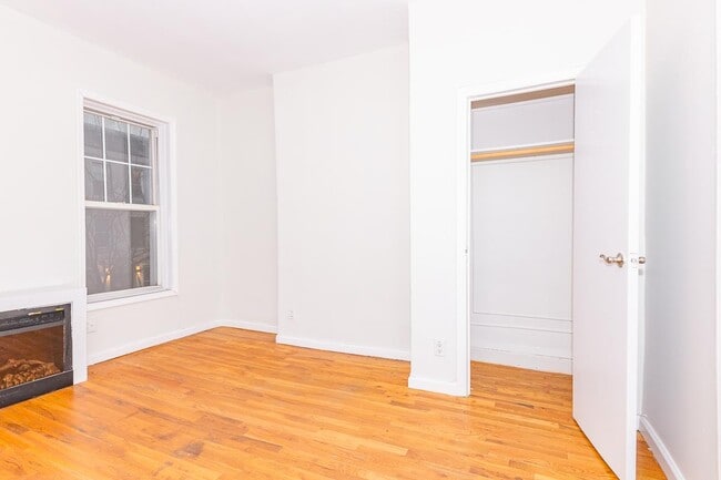 Building Photo - 1327 Halsey St