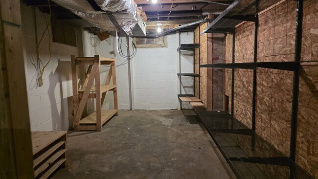 Building Photo - Large 2 bedroom Duplex- LOWER