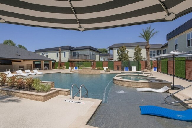 Building Photo - 1001 Pinemont Dr