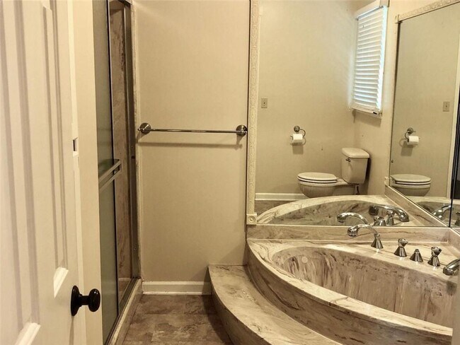 Building Photo - 2408 Crooked Tree Ct NE