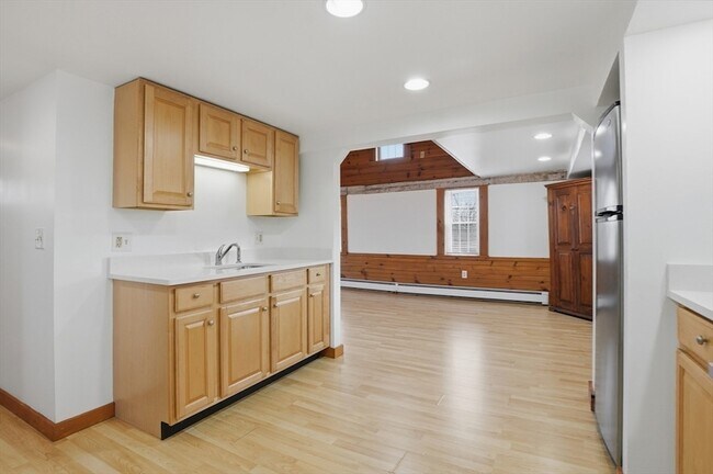 Building Photo - 92 Main St