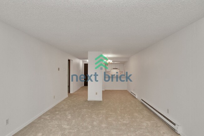 Building Photo - 2 Bed and 1 Bath Bellevue Condo is Availab...