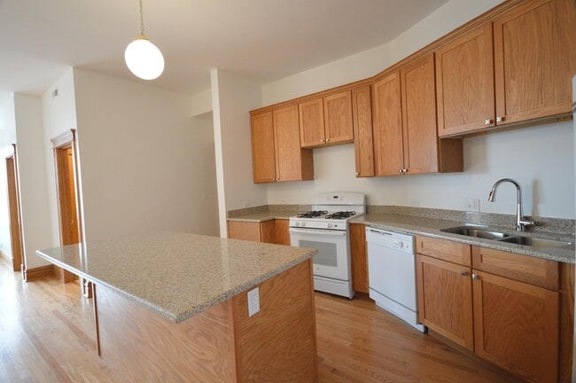 Building Photo - 3406 N Sheffield Ave