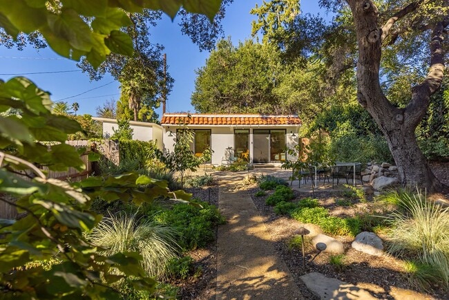 Primary Photo - Downtown bungalow