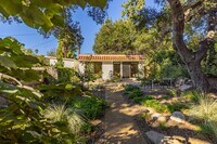 Building Photo - Downtown bungalow