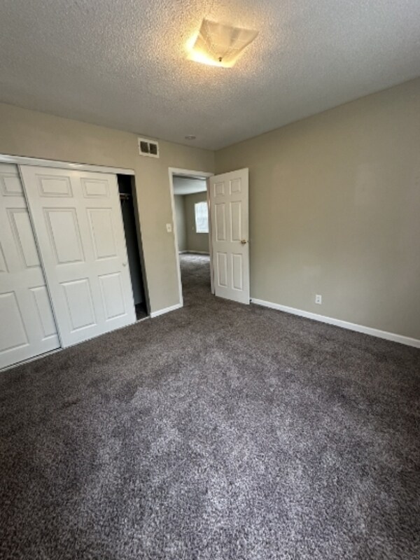 Building Photo - 1450 Meadowview Dr