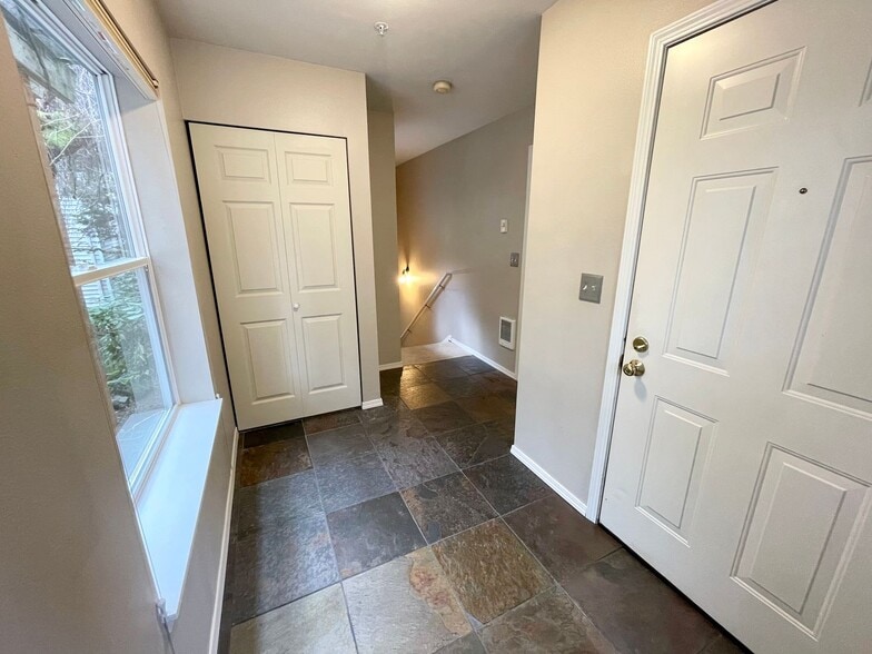 Building Photo - Large 1BR with New Carpeting!!!!