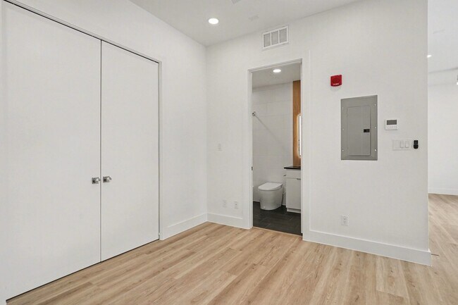 Building Photo - 2217 N Fitzhugh Ave