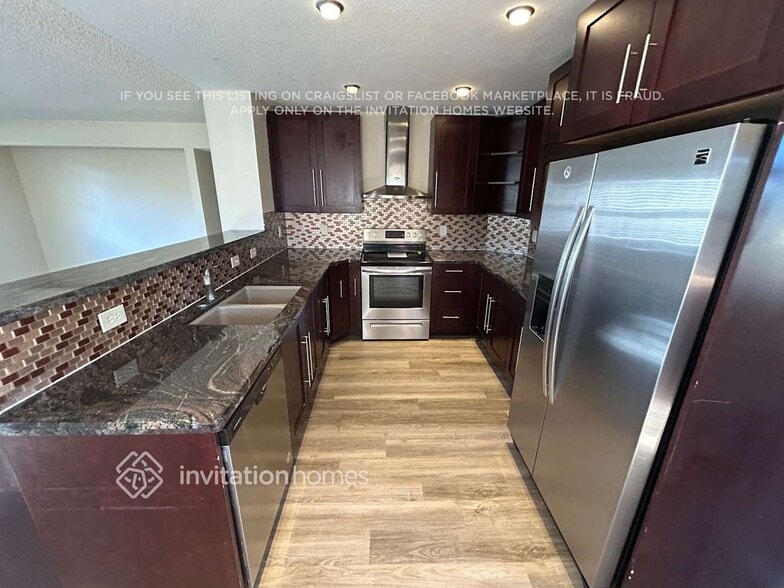 Building Photo - 1295 E Phillips Pl