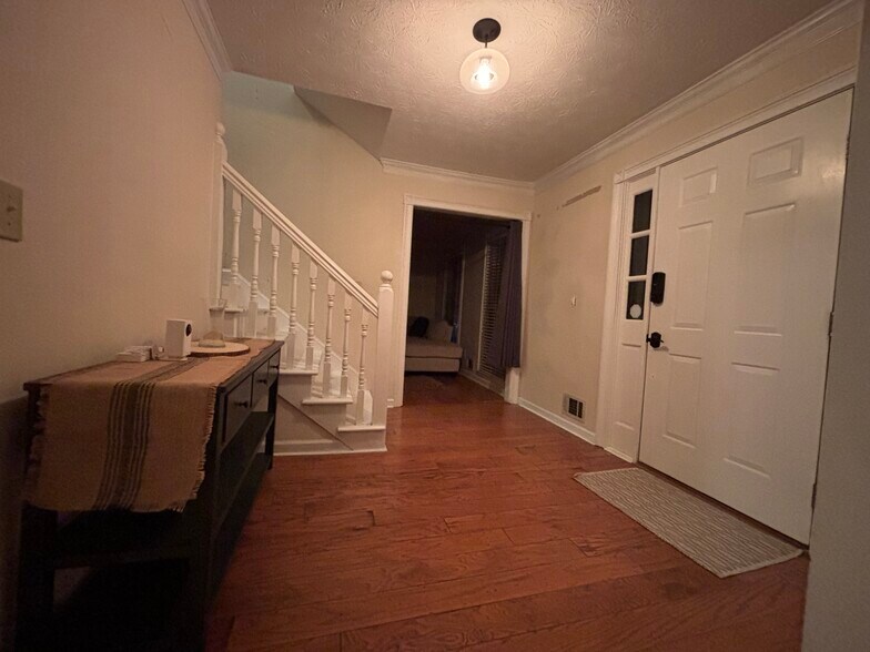 Foyer - 420 Cardigan Cir SW