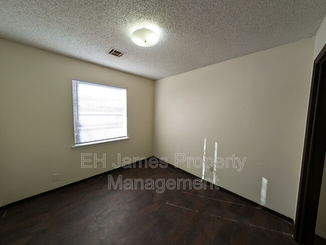 Building Photo - 403 S Elm Ct