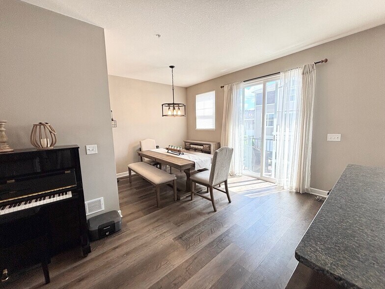 Building Photo - 821 Roselyn Dr