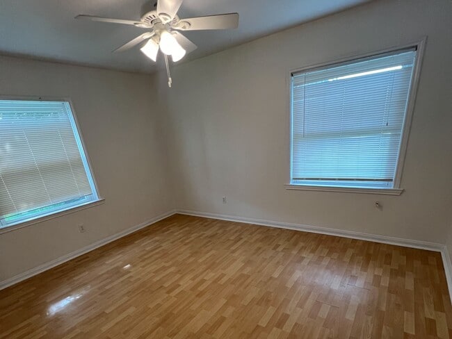Building Photo - 107 Tarpon Ave