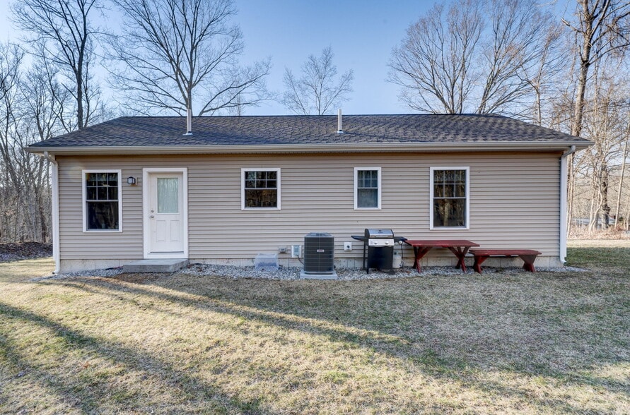 Building Photo - 15 Hillyndale Rd