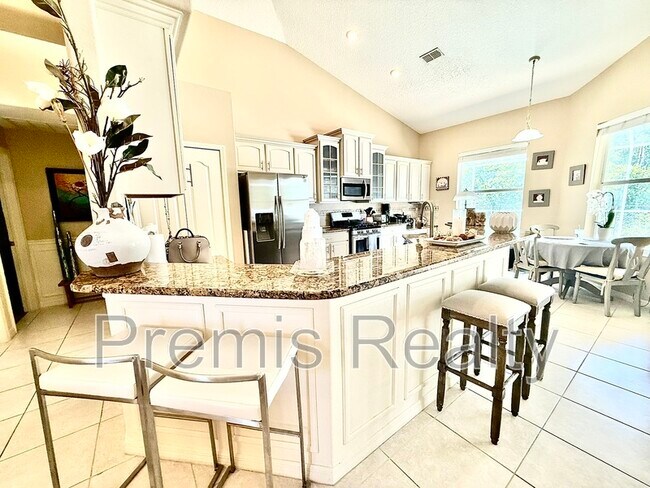 Building Photo - 431 Denise St