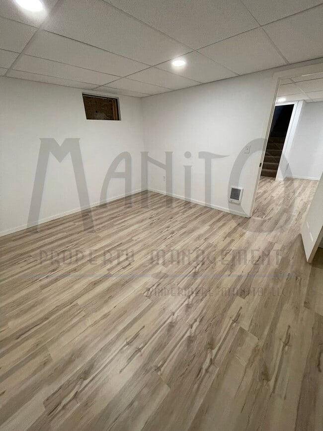 Building Photo - Large Clean Duplex