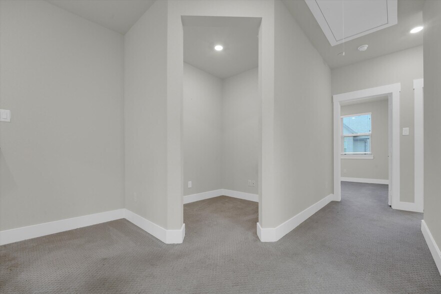 Building Photo - 2610 La Cala Dr