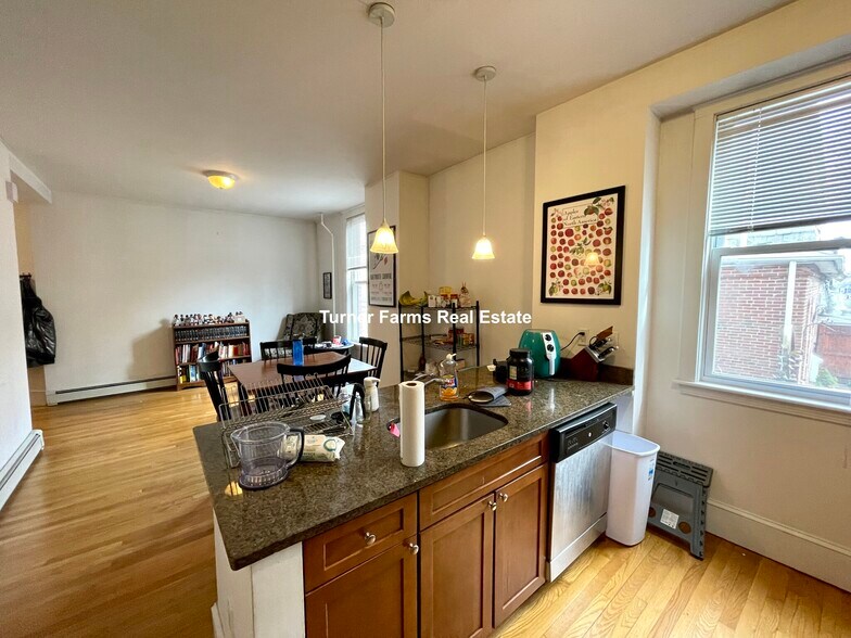 Building Photo - 38 Newton St