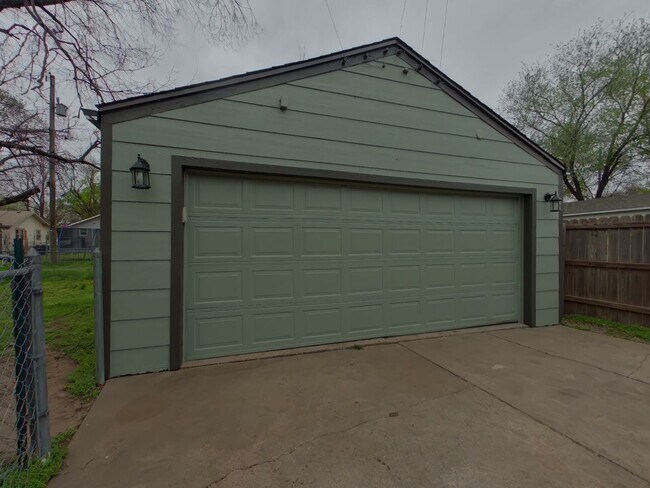 Building Photo - 1823 N Jeanette Ave