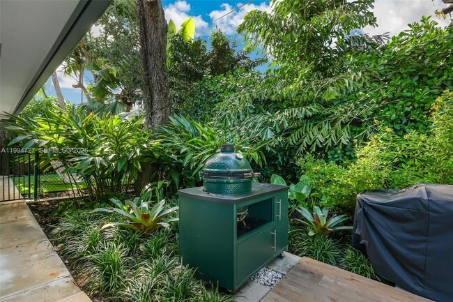 Building Photo - 79 Shore Dr E