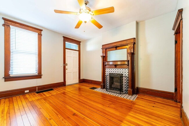 Building Photo - 557 S 6th St