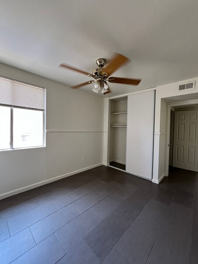 Building Photo - 4BR/2.5BA Two Story Condo Available