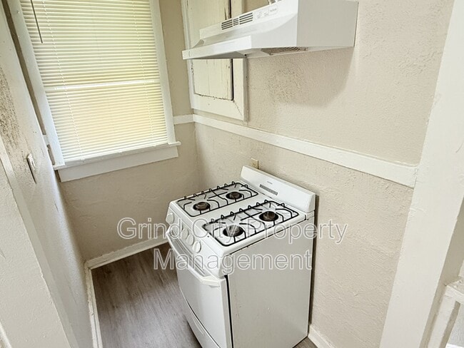 Building Photo - 997 S Willett St