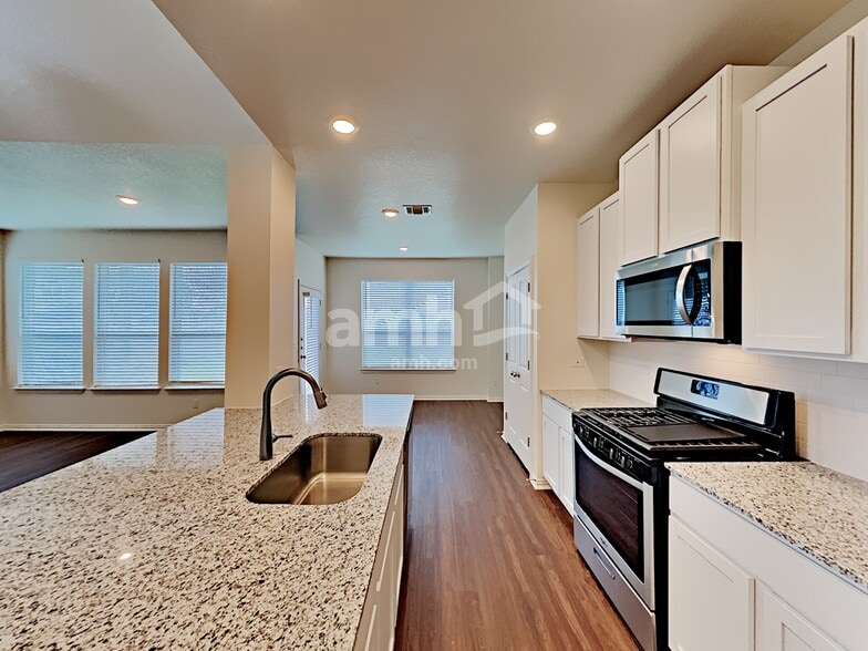 Building Photo - 2705 Lillybrook Ln