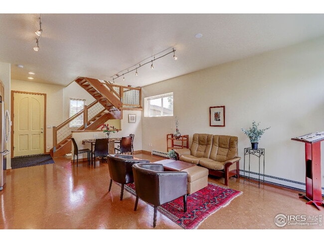 Building Photo - "Charming 3-Bed Townhouse Retreat with Spacious Living in Boulder!"